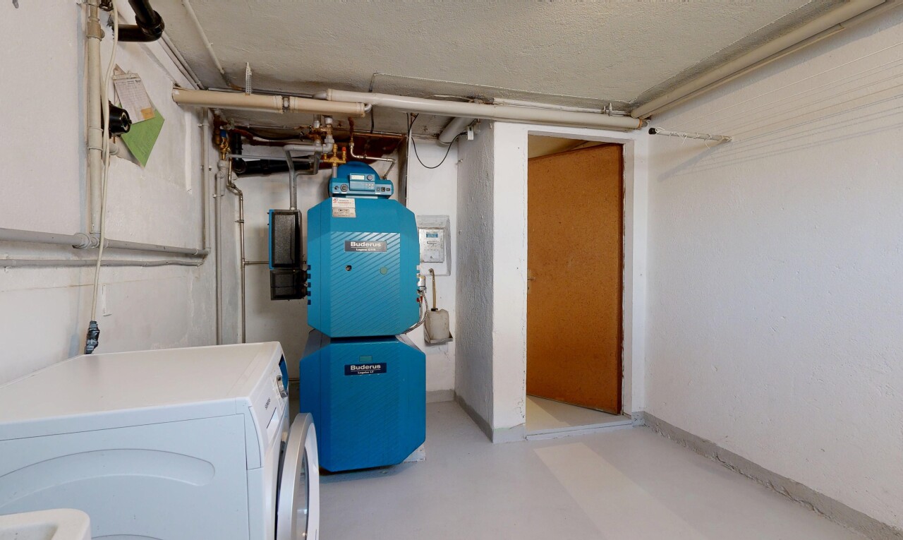 buanderie avec lave-linge et sèche-linge, chaudière, sous-sol, buanderie, et finished concrete floor