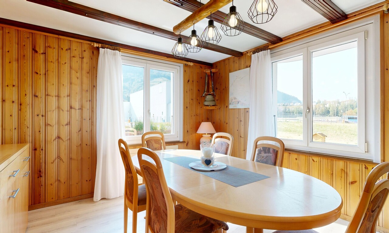 salle à manger avec plafond à poutres, beamed ceiling, dated wood wall, sol en finition bois, et wood finish floor