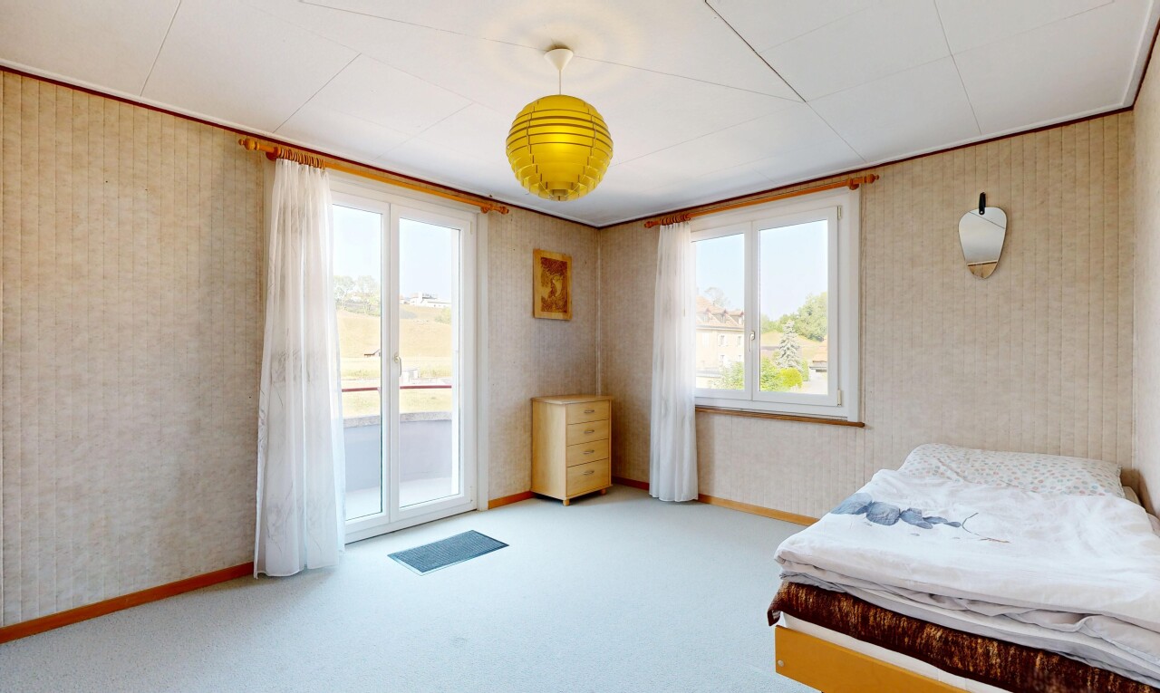 chambre avec accès à l'extérieur, carpet, moquette, baseboards wall, et plinthes murales