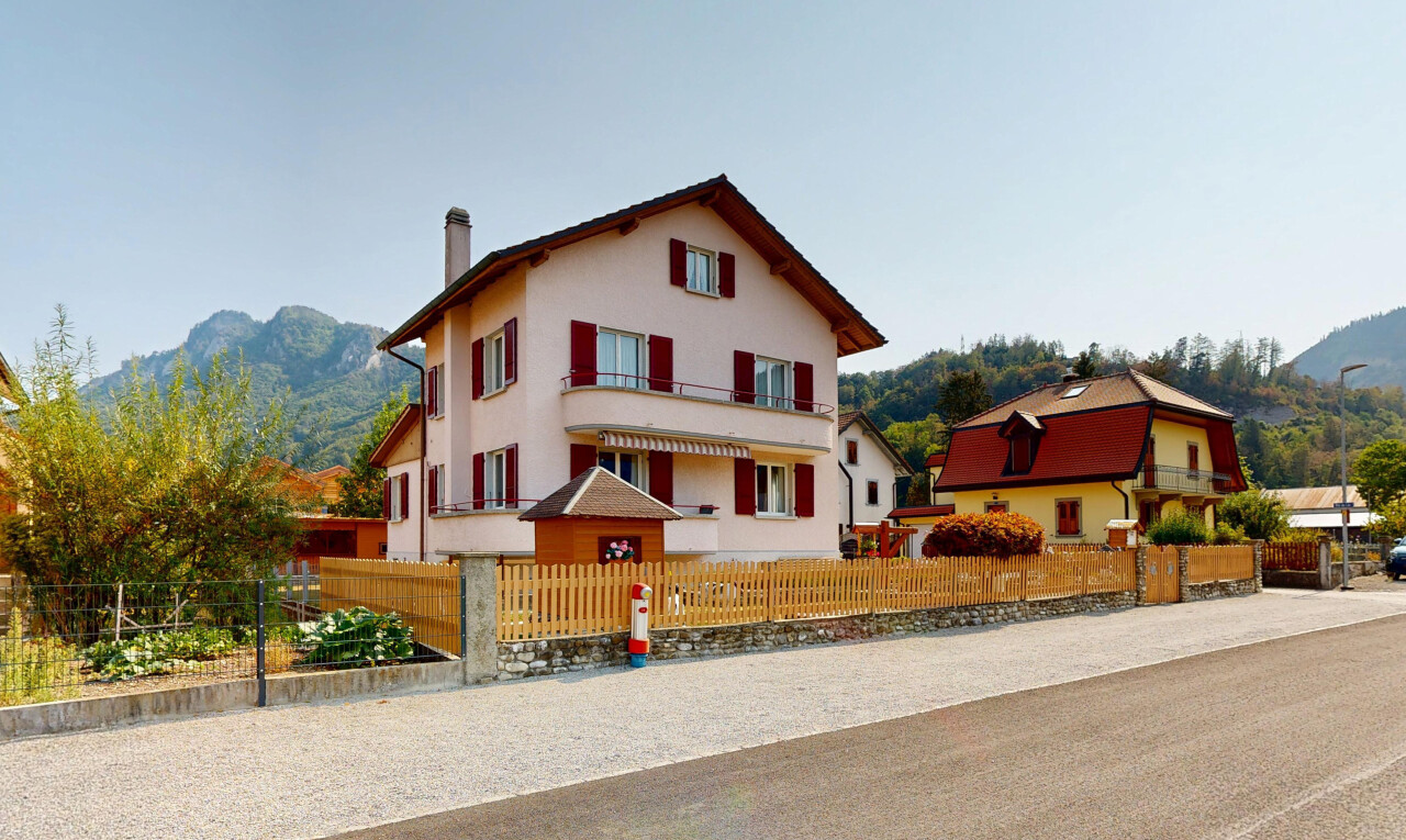façade avec vue sur la montagne, mountain view, clôture, cheminée, et auvent