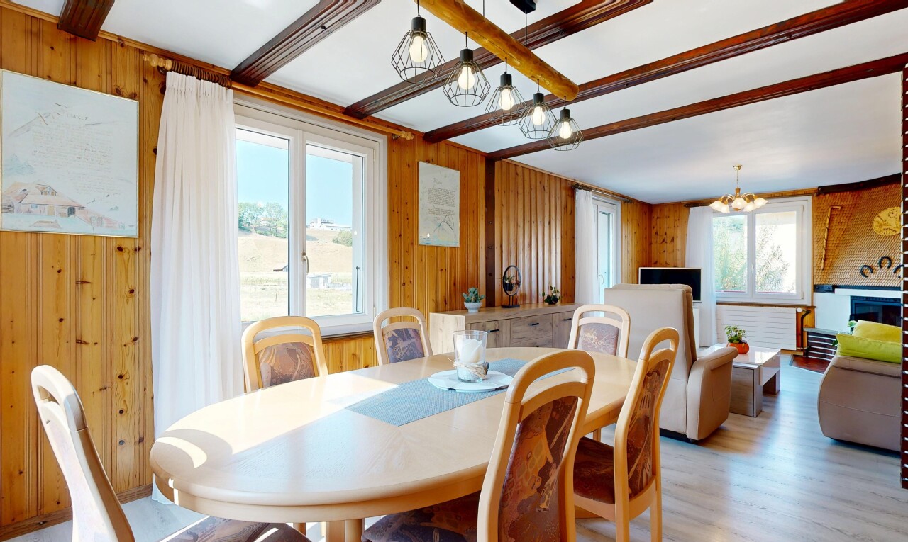 salle à manger avec plafond à poutres, beamed ceiling, dated wood wall, mur en bois, et wood wall