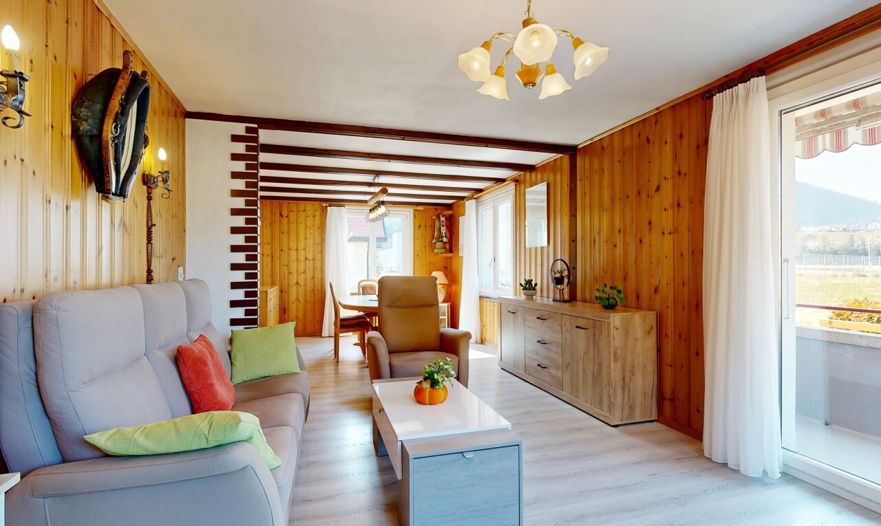 salon avec dated wood wall, sol en finition bois, wood finish floor, mur en bois, et wood wall