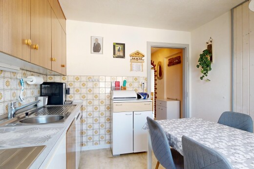 cuisine avec cloison sèche, drywall, light floor, light countertops, et plans de travail