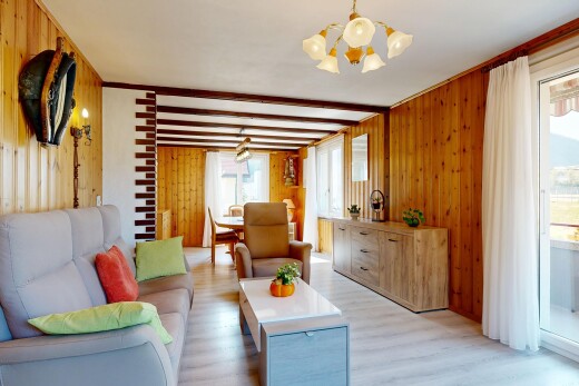 salon avec dated wood wall, sol en finition bois, wood finish floor, mur en bois, et wood wall