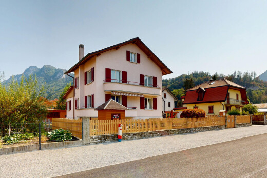 façade avec vue sur la montagne, mountain view, clôture, cheminée, et auvent