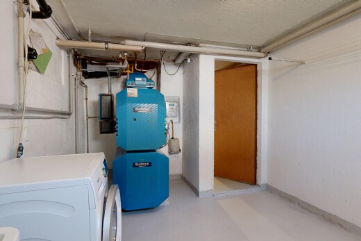 buanderie avec lave-linge et sèche-linge, chaudière, sous-sol, buanderie, et finished concrete floor