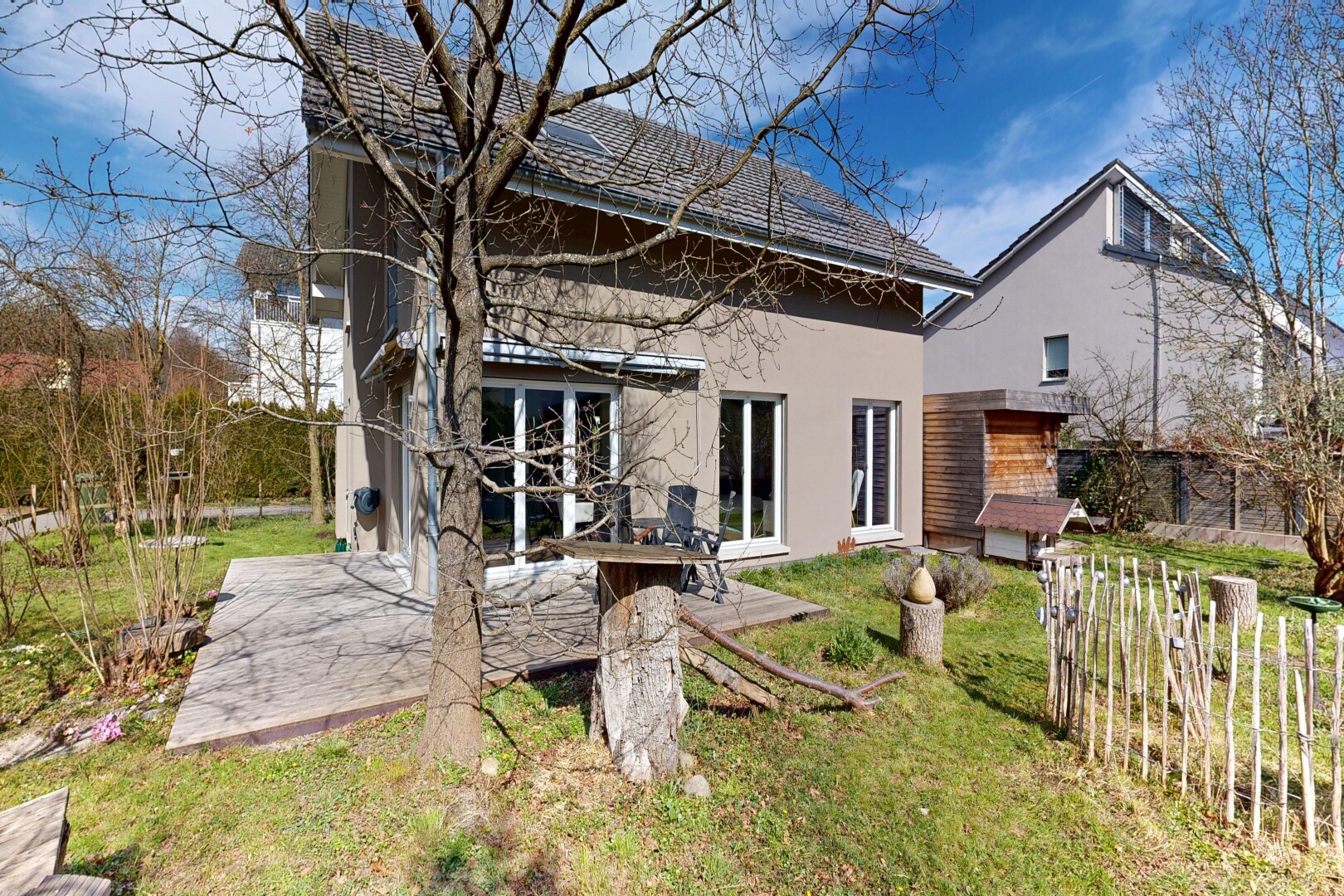 außenansicht mit terrasse, day time, property visible, stuckverkleidung, und rasen
