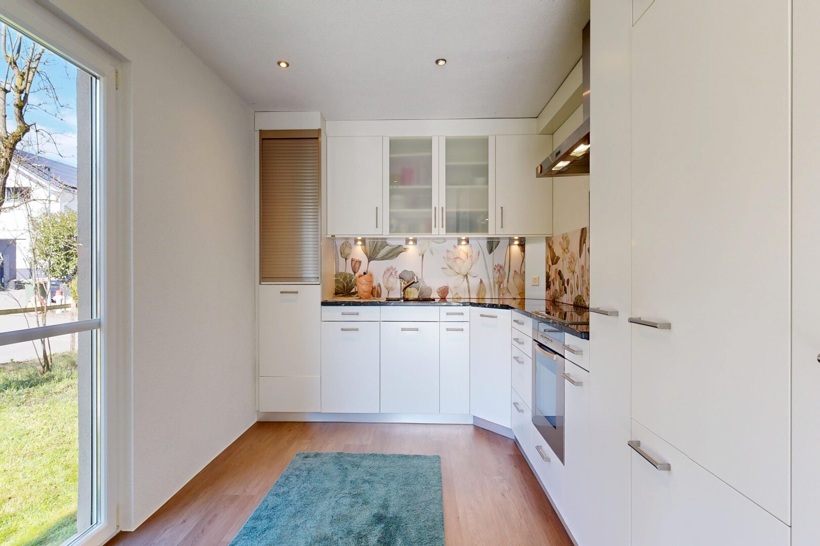 küche mit dark countertops, natural light, natürliches licht, white cabinets, und weiße schränke