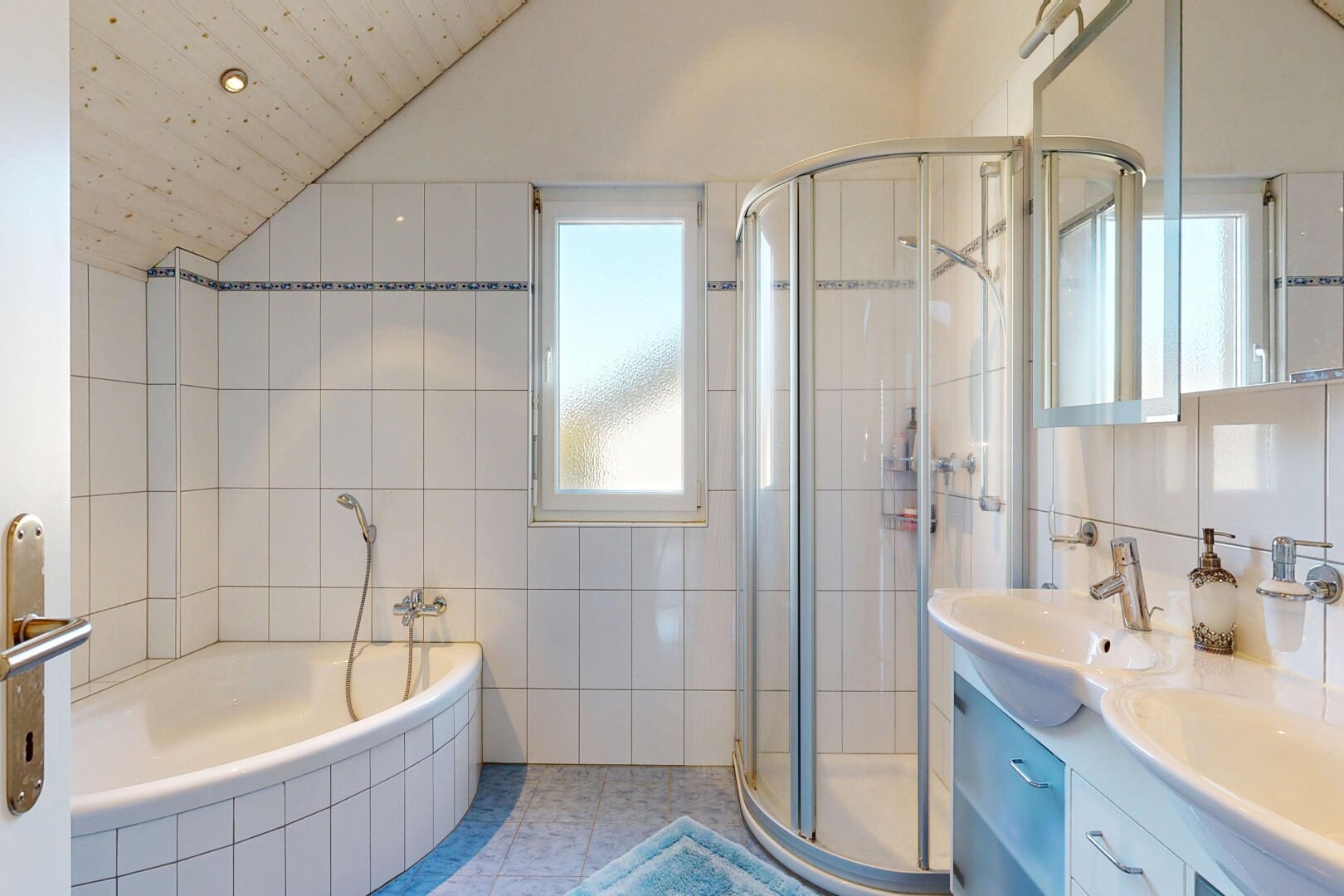 bad mit spiegel, doppelwaschtisch, bad, komplettes badezimmer, und fliesenwand