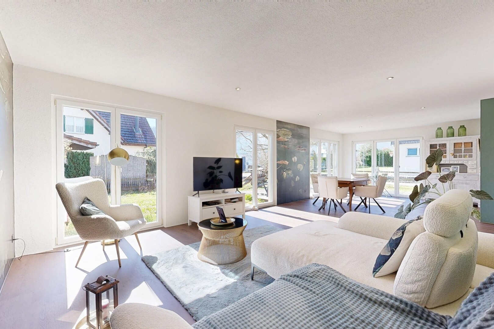 wohn- / esszimmer mit fernseher, inside property, natürliches licht, natural light, und gipskartonwand
