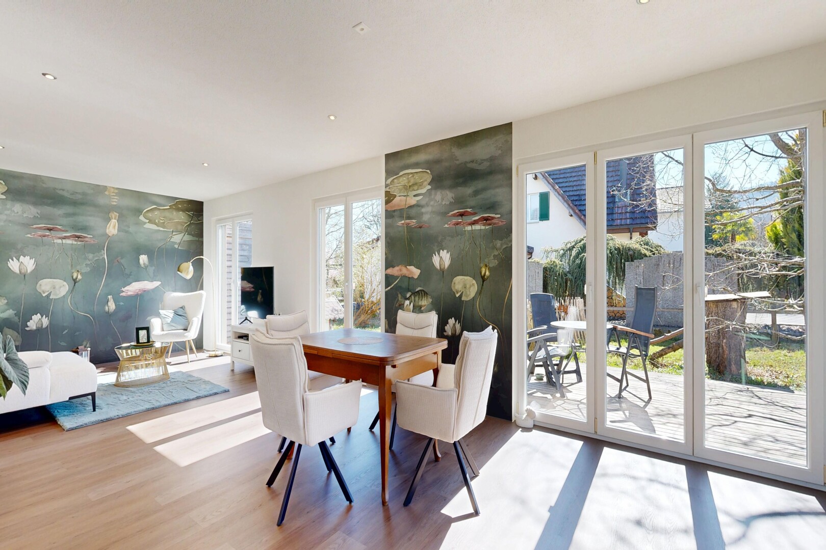 wohn- / esszimmer mit akzentwand, accent wall, natürliches licht, natural light, und gipskartonwand