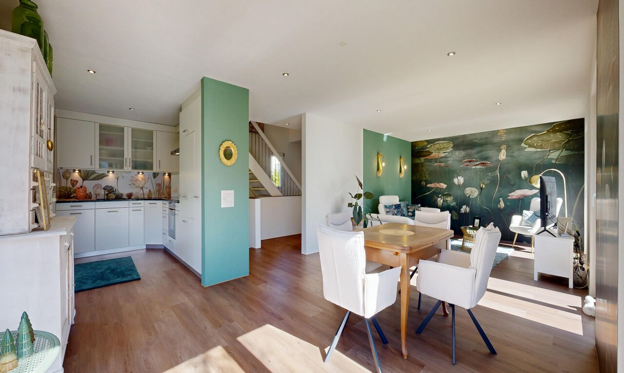 esszimmer mit gipskartonwand, drywall, holzfußboden, wood finish floor, und treppen