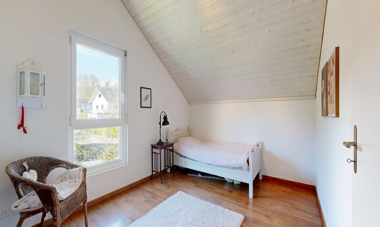 zimmer / schlafzimmer mit inside property, drywall, gipskartonwand, wood finish floor, und holzfußboden