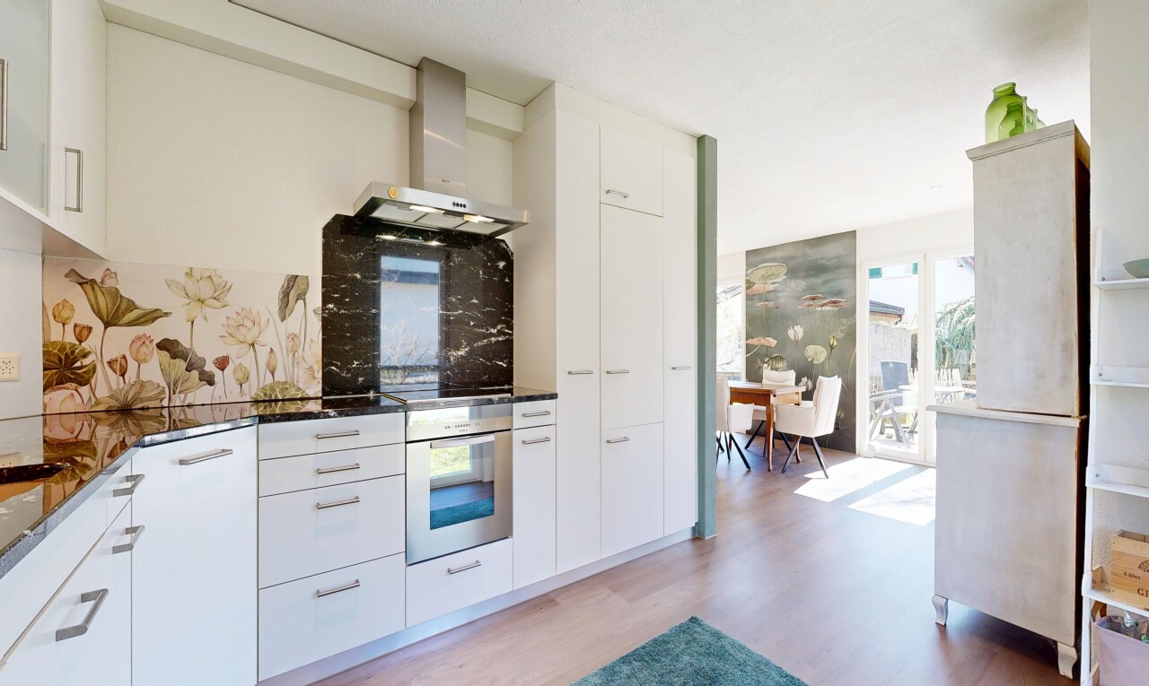 küche mit dunstabzugshaube, ofen, light floor, weiße schränke, und white cabinets
