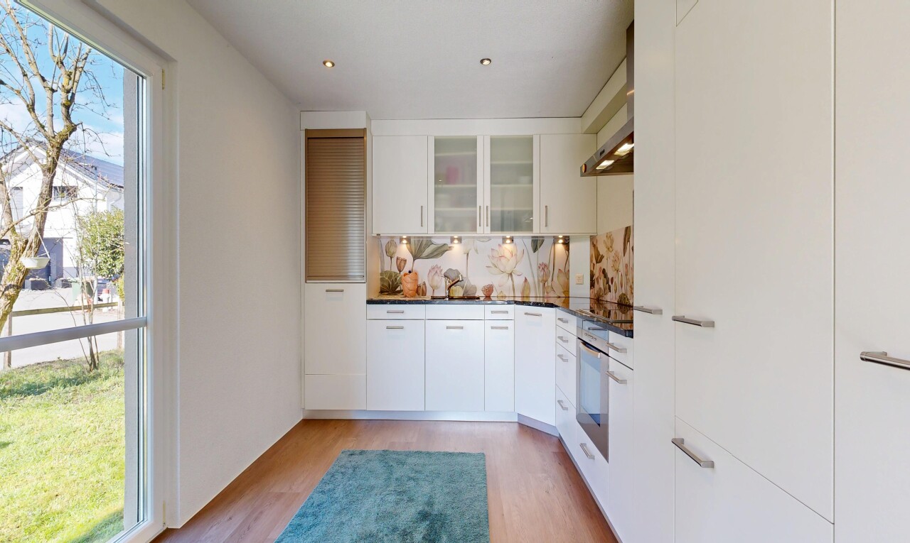 küche mit dark countertops, natural light, natürliches licht, white cabinets, und weiße schränke