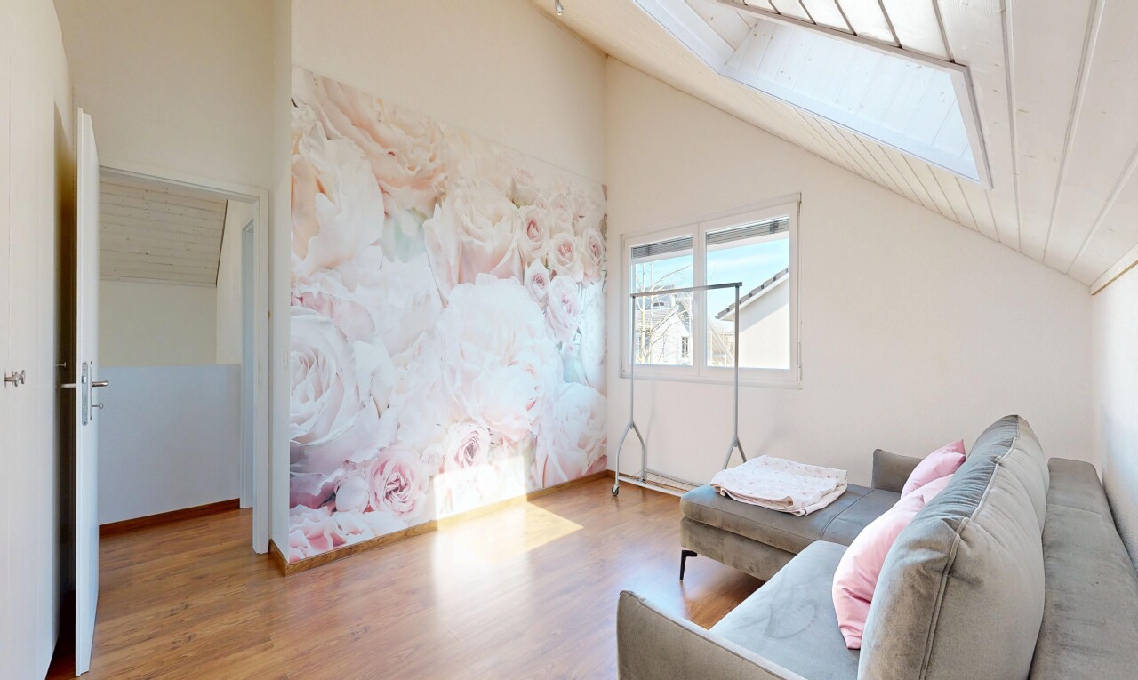 wohnzimmer mit holzfußboden, wood finish floor, gipskartonwand, drywall, und dachschräge