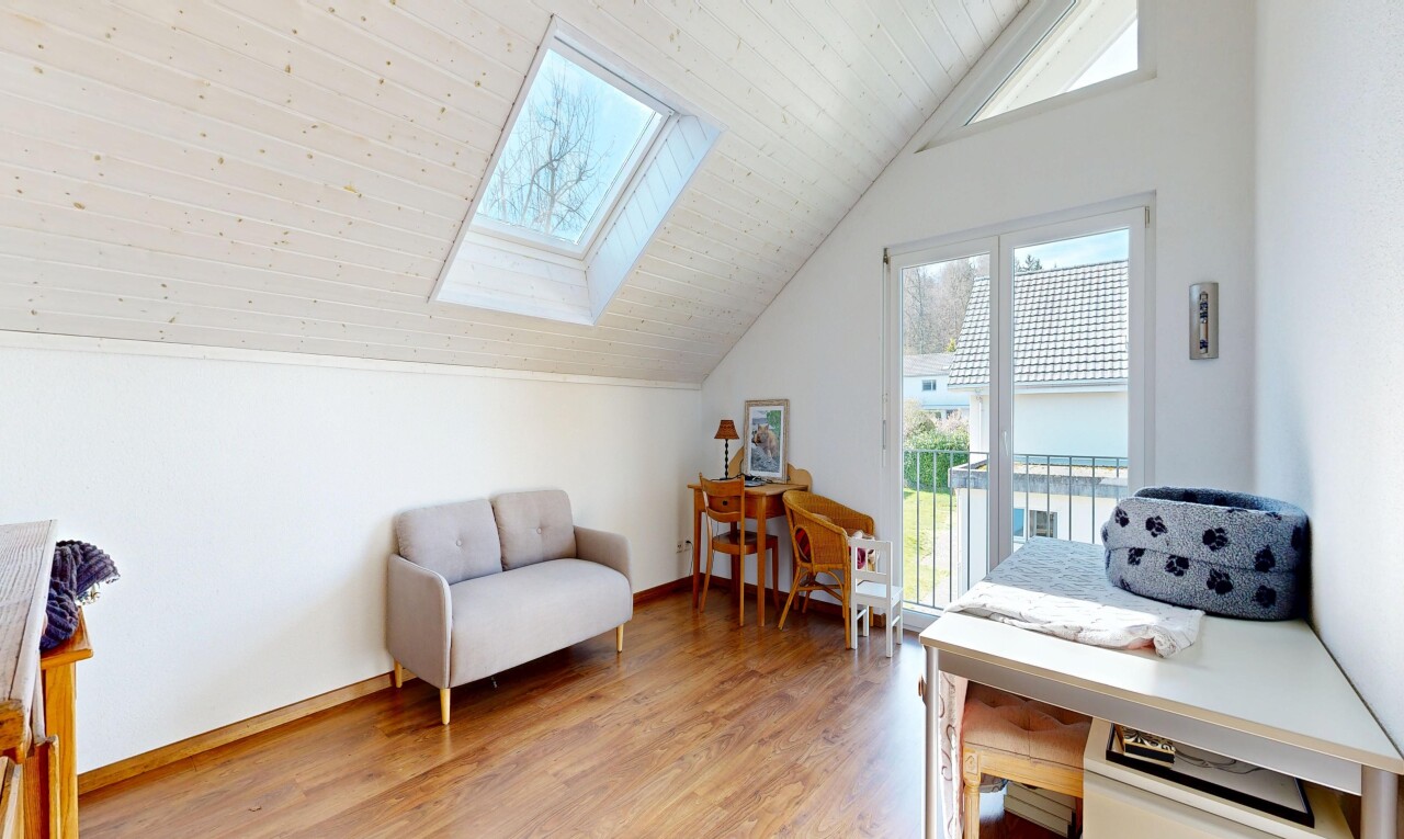 wohnzimmer mit natural light, natürliches licht, vaulted ceiling, dachschräge, und dachfenster