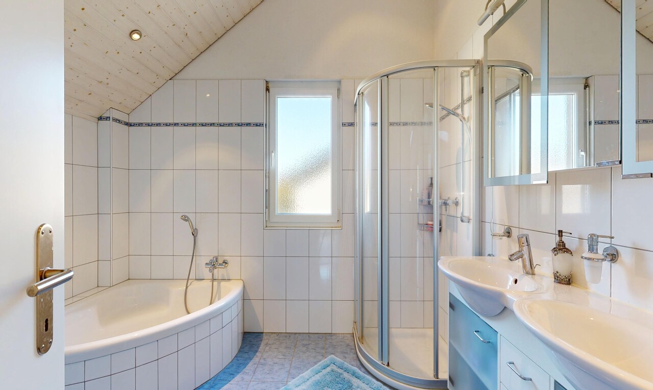 bad mit spiegel, doppelwaschtisch, bad, komplettes badezimmer, und fliesenwand