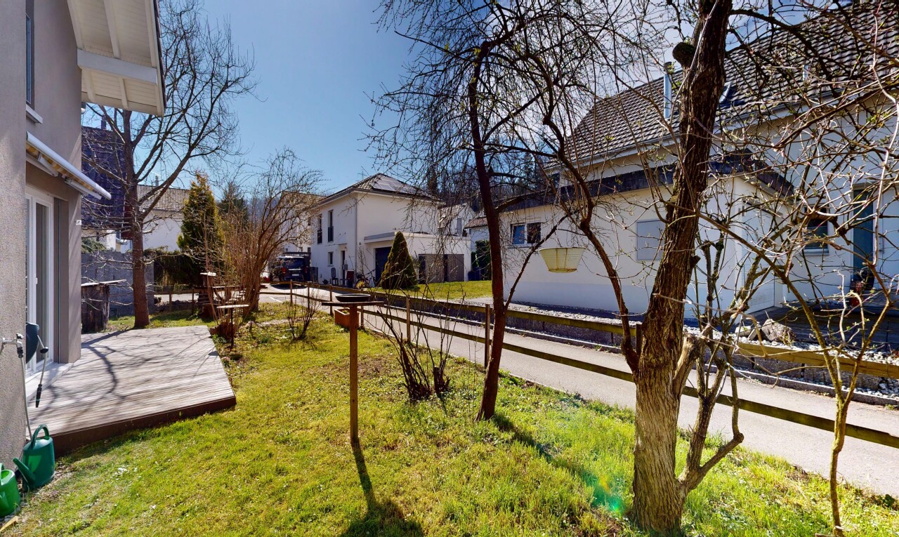 garten mit zaun, day time, residential view, wohngebietblick, und rasen