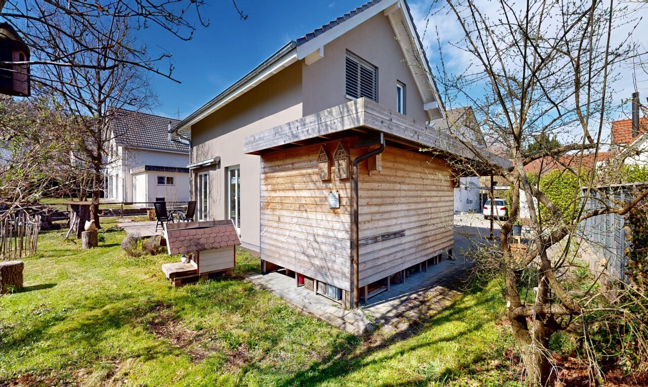 außenansicht mit property visible, terrasse, rasen, day time, und stuckverkleidung
