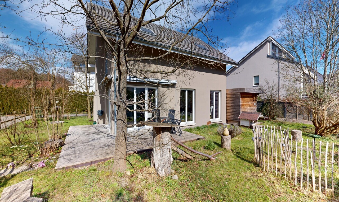 außenansicht mit terrasse, day time, property visible, stuckverkleidung, und rasen
