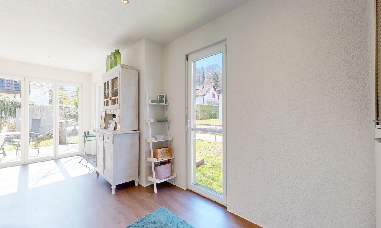 leerer raum mit inside property, day time, natürliches licht, natural light, und holzfußboden