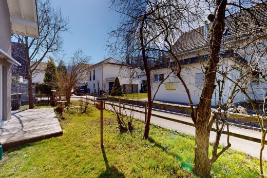 jardin avec clôture, day time, residential view, vue résidentielle, et pelouse