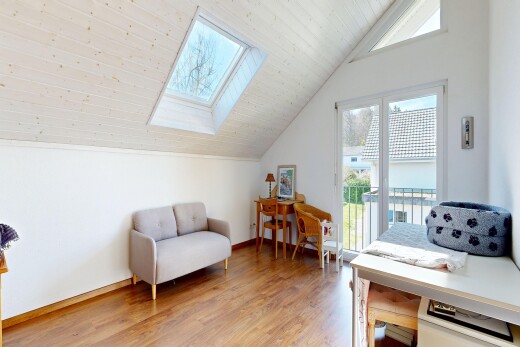 salon avec natural light, lumière naturelle, vaulted ceiling, plafond voûté, et puits de lumière