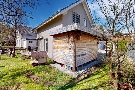 façade avec property visible, terrasse, pelouse, day time, et bardage en stuc