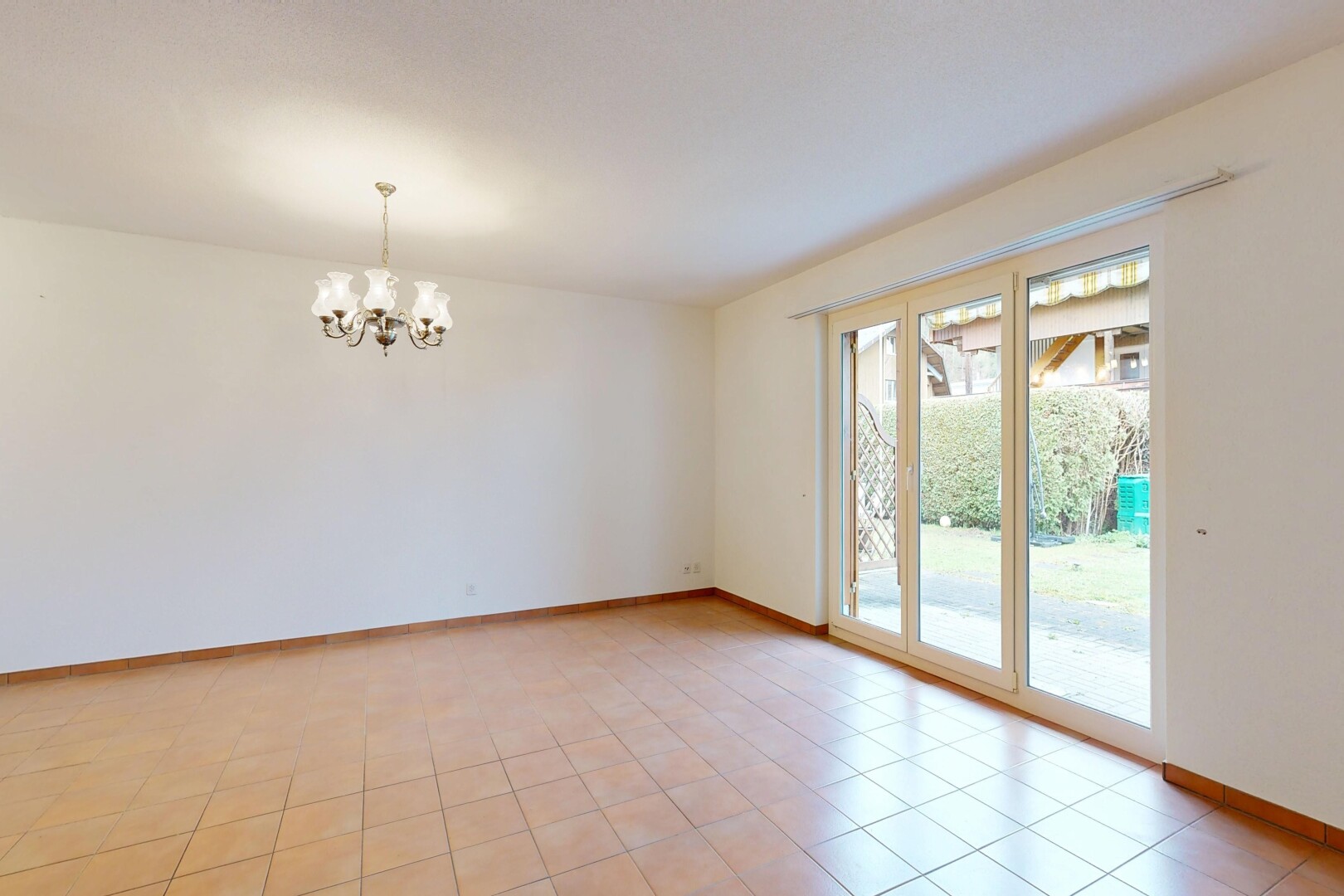 leerer raum mit drywall, gipskartonwand, natural light, natürliches licht, und baseboards wall