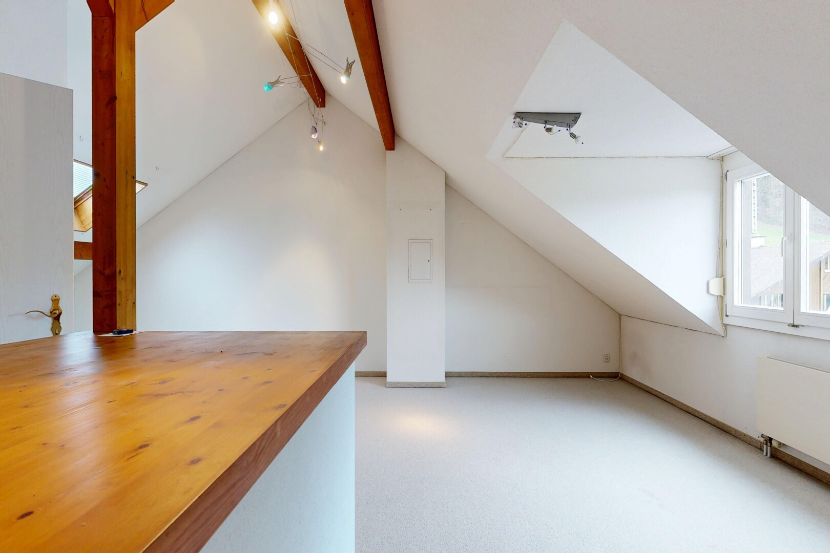 leerer raum mit zusätzliches zimmer, natürliches licht, natural light, teppich, und gipskartonwand