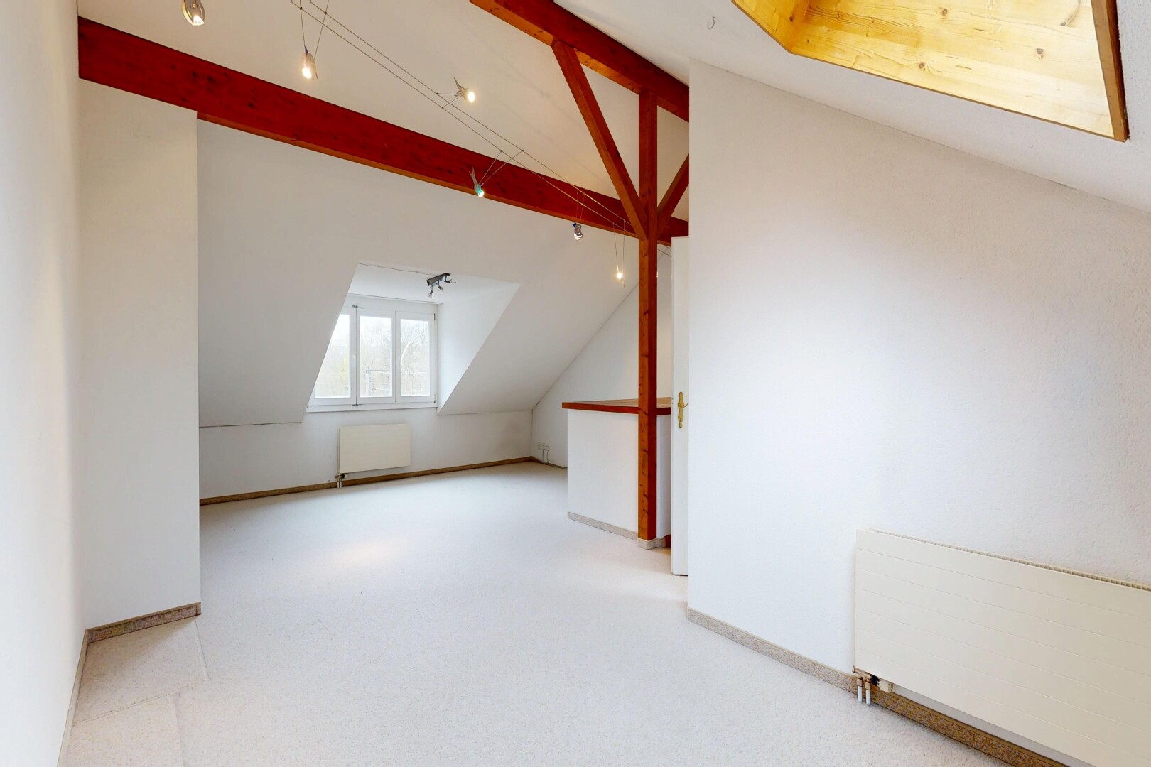 leerer raum mit dachschräge, vaulted ceiling, kühler, natürliches licht, und natural light