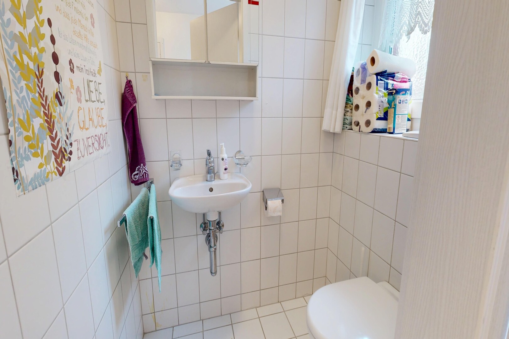 bad mit spiegel, toilette, inside property, gäste-wc, und tile wall