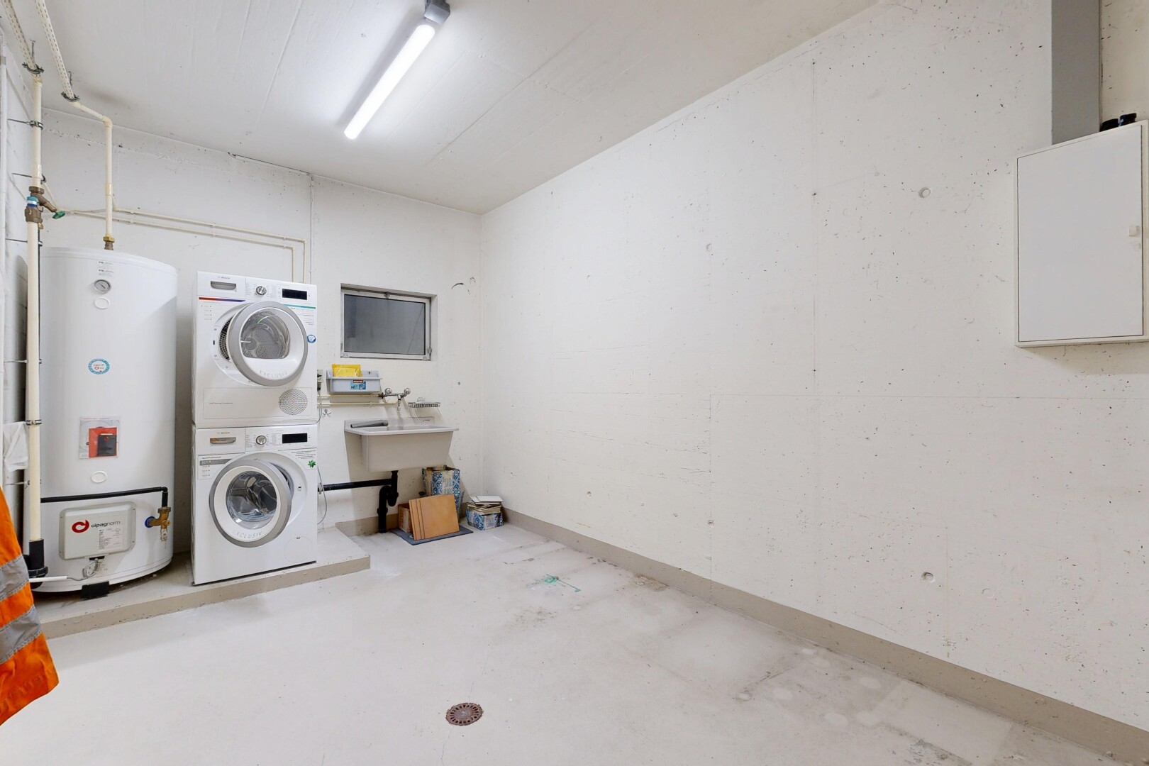 wäschekammer mit waschturm, concrete floor, betonboden, wasserkocher, und wäscherei