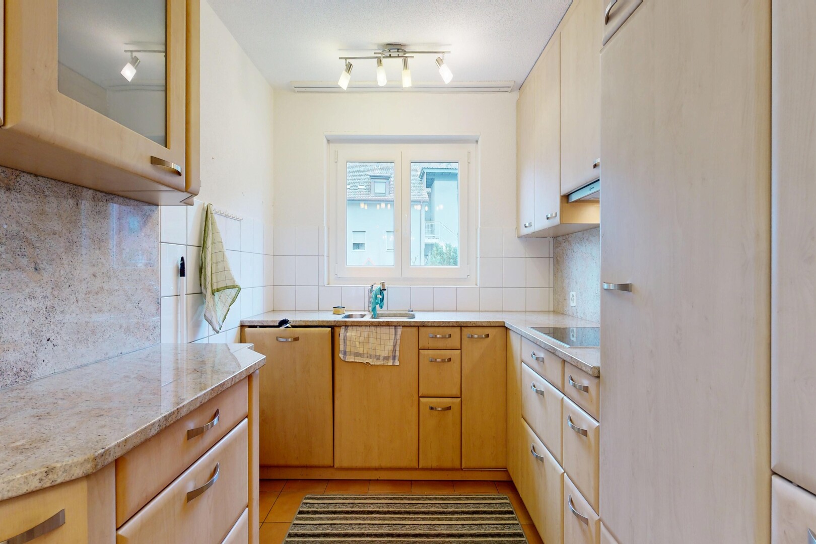 küche mit light countertops, küchenrückwand beim herd, küchenrückwand beim Herd, light floor, und hellbraune schränke