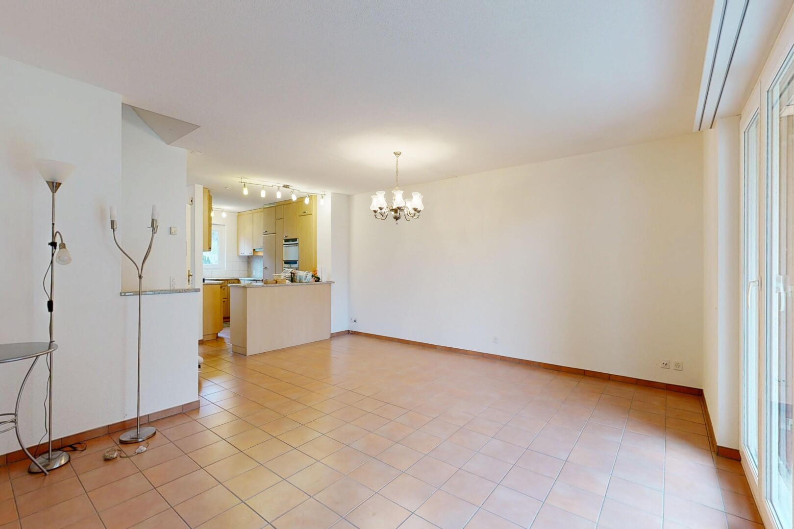 leerer raum mit bemerkenswerter kronleuchter, light floor, drywall, gipskartonwand, und inside property