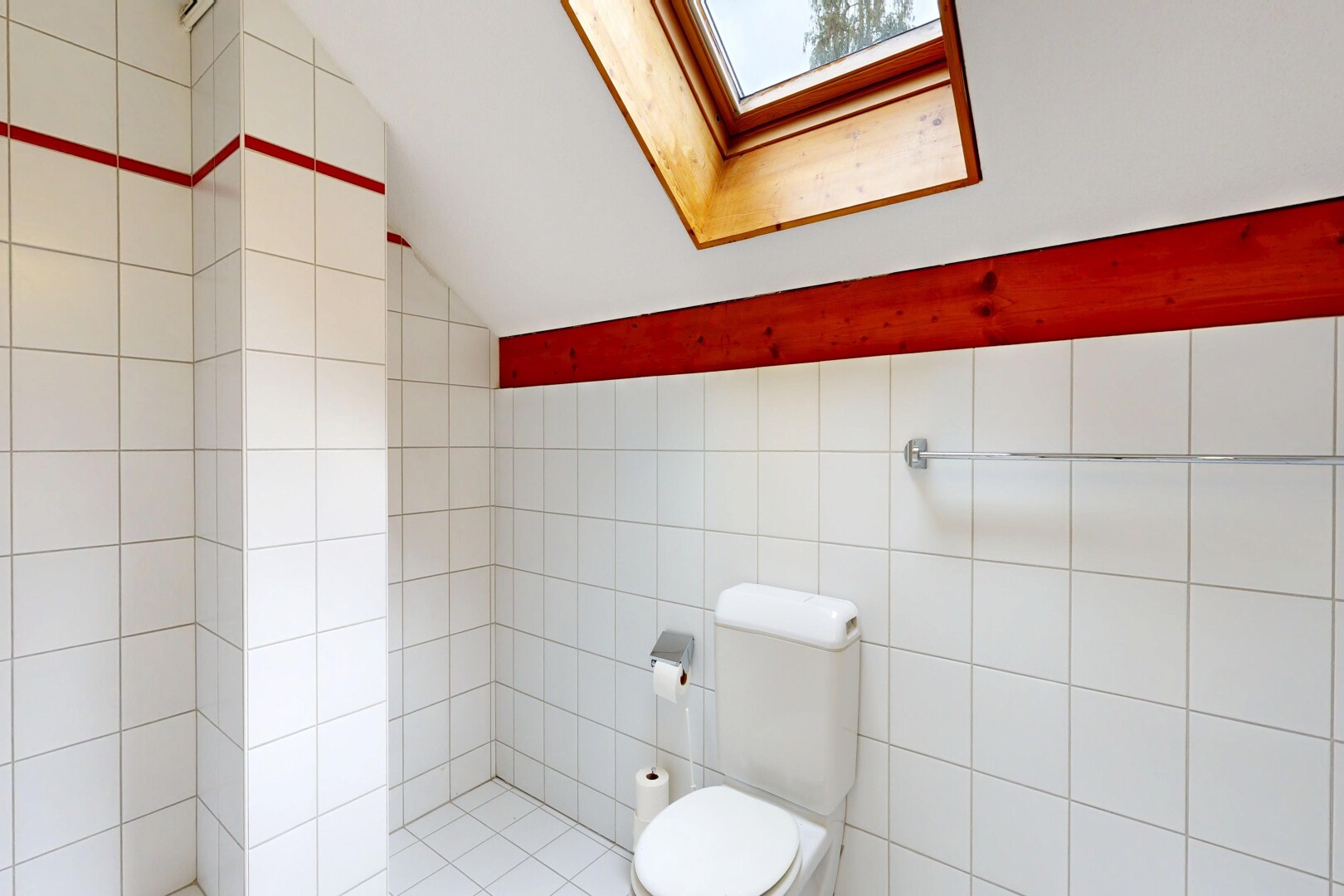 bad mit dachfenster, tile wall, fliesenwand, toilette, und inside property