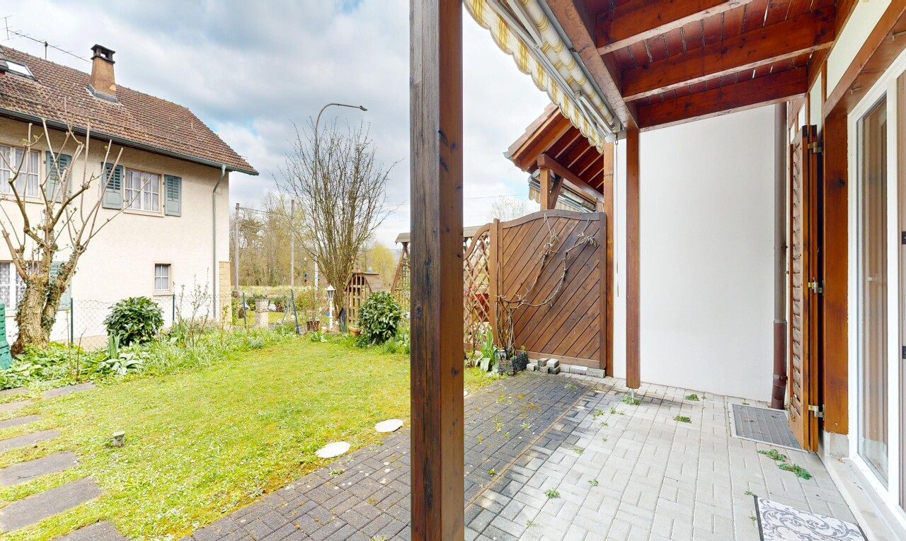 garten mit rasen, zaun, und from property