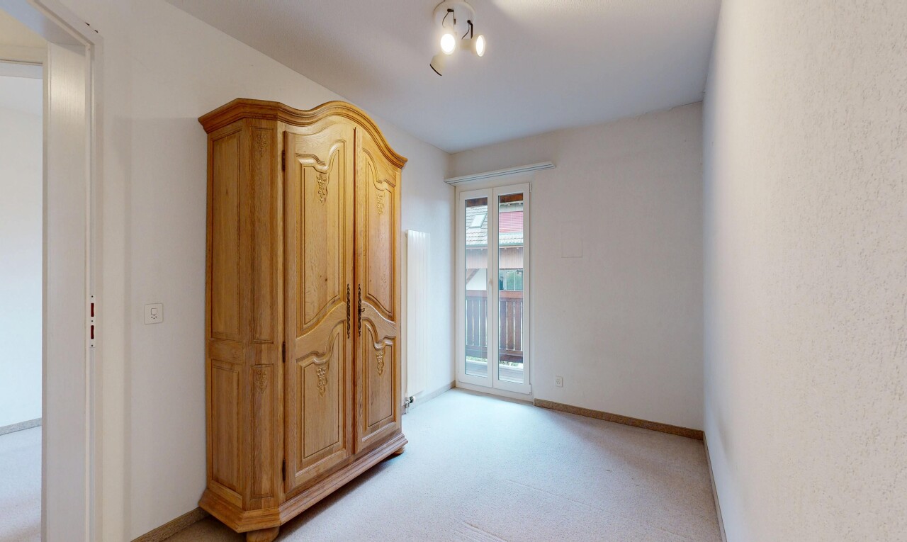 leerer raum mit inside property, carpet, teppich, light floor, und natural light