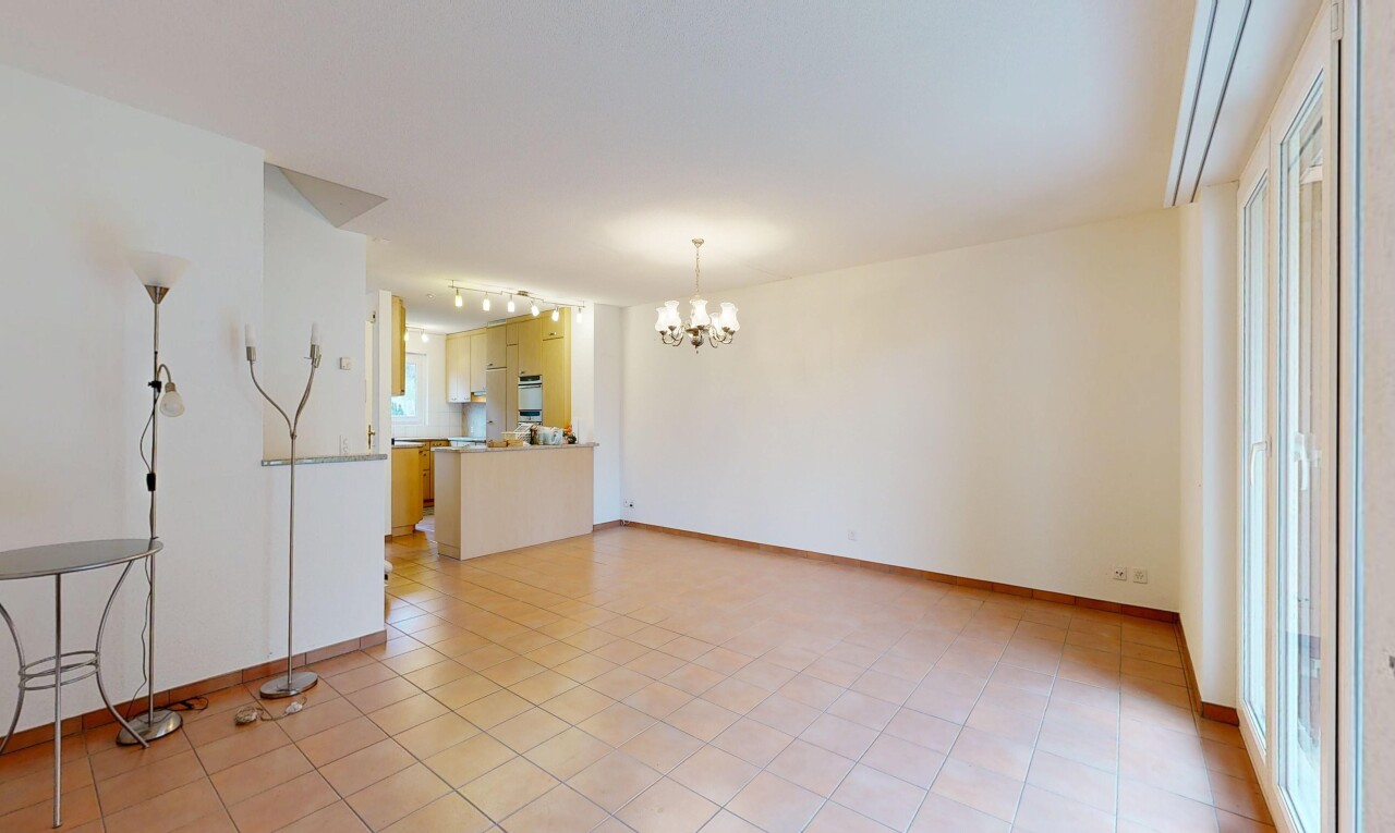 leerer raum mit bemerkenswerter kronleuchter, light floor, drywall, gipskartonwand, und inside property