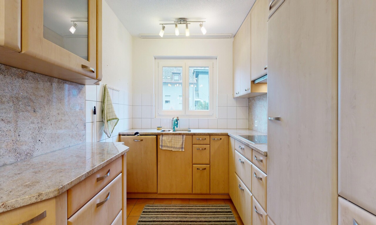 küche mit light countertops, küchenrückwand beim herd, küchenrückwand beim Herd, light floor, und hellbraune schränke