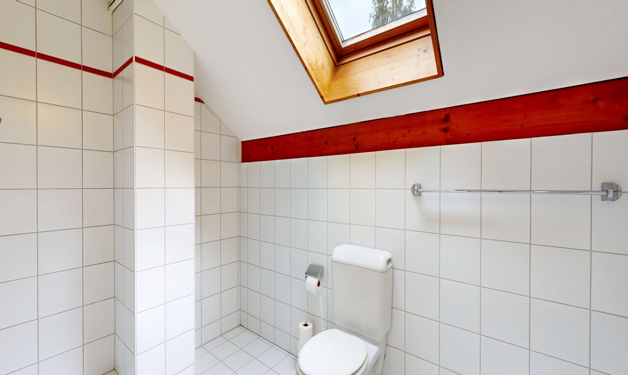 bad mit dachfenster, tile wall, fliesenwand, toilette, und inside property