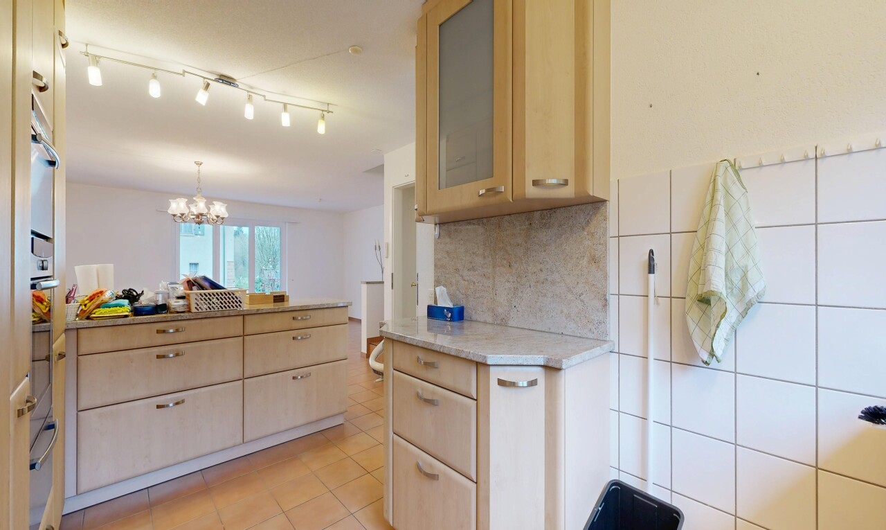 küche mit hellbraune schränke, light brown cabinets, schränke mit glastüren, glass insert cabinets, und light countertops