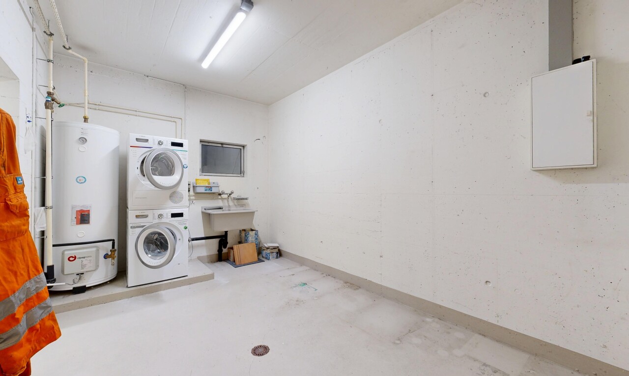 wäschekammer mit waschturm, concrete floor, betonboden, wasserkocher, und wäscherei