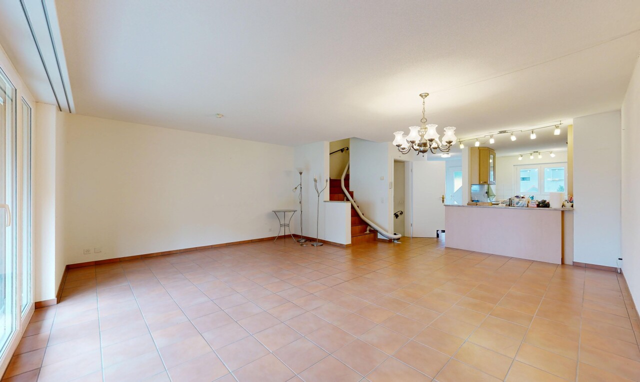 leerer raum mit bemerkenswerter kronleuchter, gipskartonwand, drywall, inside property, und light floor