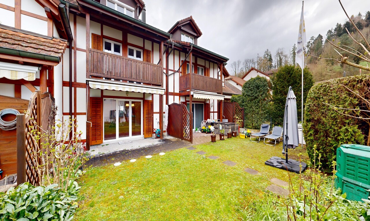außenansicht mit balkon, dachgaube, terrasse, rasen, und overcast