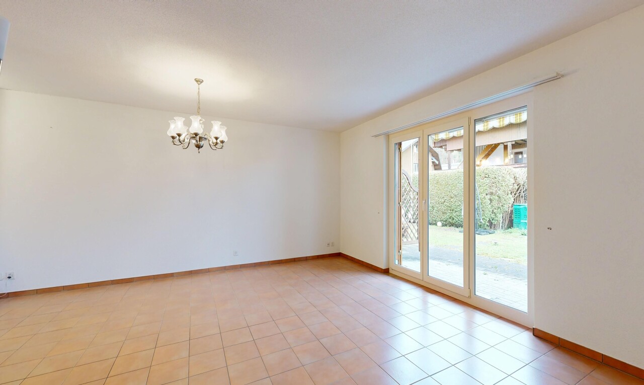 leerer raum mit drywall, gipskartonwand, natural light, natürliches licht, und baseboards wall