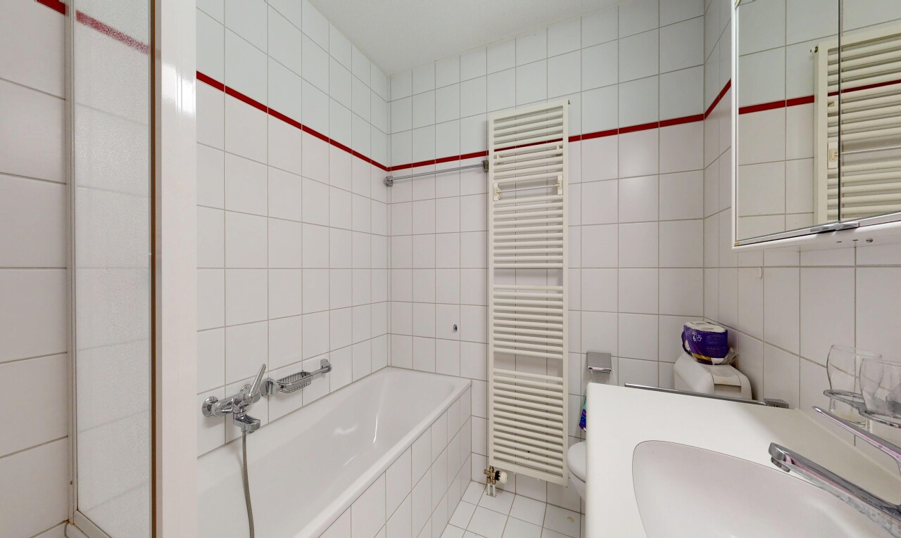 bad mit handtuchwärmer, fliesenwand, tile wall, kühler, und spiegel