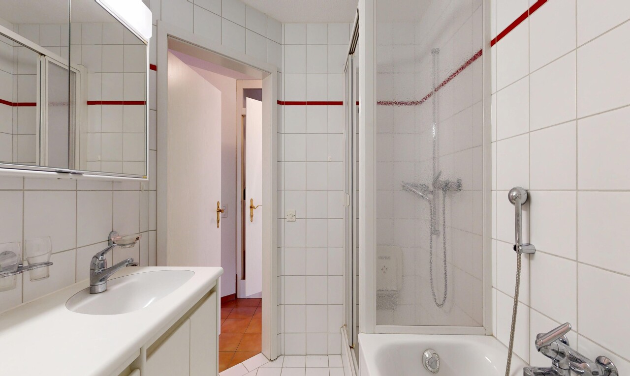 bad mit fliesenwand, tile wall, spiegel, schminktisch, und light floor