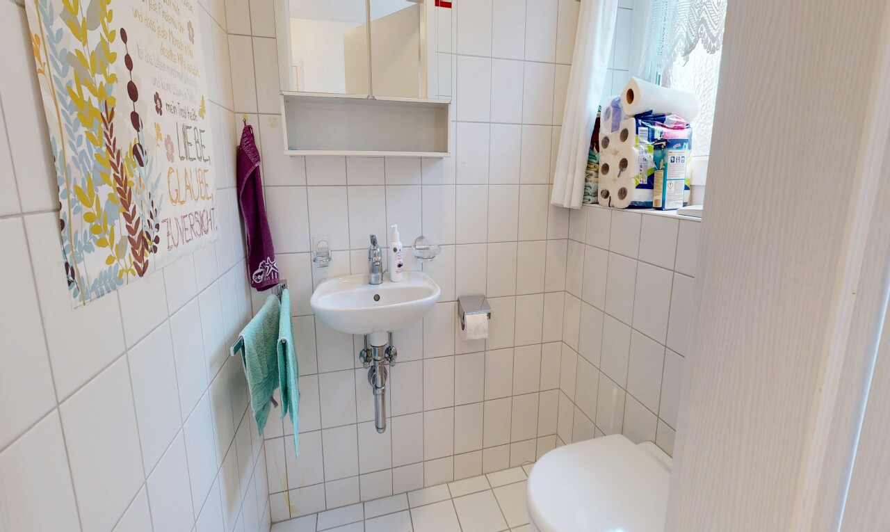 bad mit spiegel, toilette, inside property, gäste-wc, und tile wall